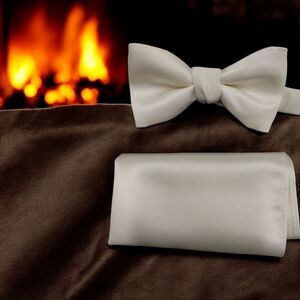 MEN'S LARR BRIO SIMPLY SOLID IVORY BOW TIE & POCKET SQUARE SET.